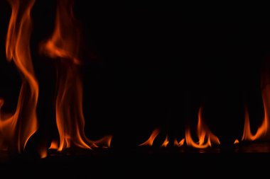 Güzel ateş alevler siyah arka plan üzerine.