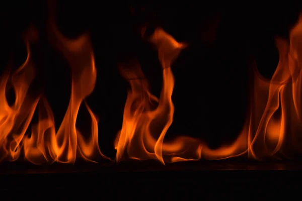 Belle fiamme di fuoco su sfondo nero . — Foto Stock