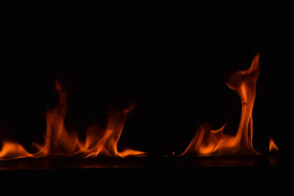 Hermosas llamas de fuego sobre fondo negro . —  Fotos de Stock