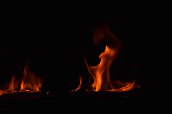 Hermosas llamas de fuego sobre fondo negro . — Foto de Stock