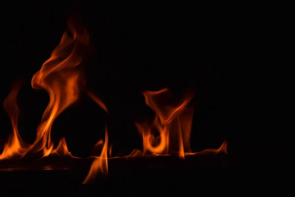 Belas chamas de fogo no fundo preto . — Fotografia de Stock