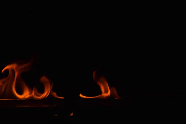 Hermosas llamas de fuego sobre fondo negro . — Foto de Stock