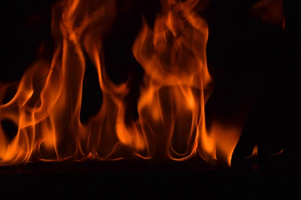 Όμορφη φωτιά φλόγες σε μαύρο φόντο. — Φωτογραφία Αρχείου