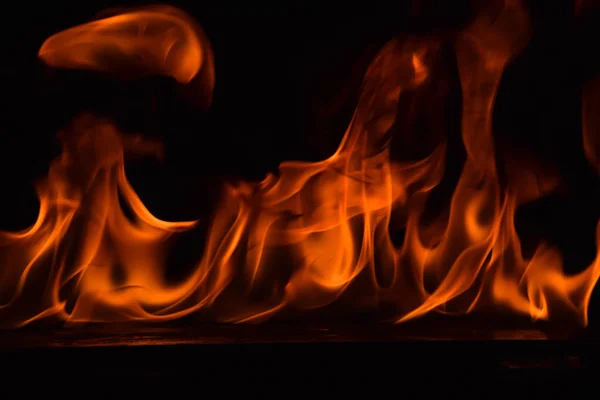 Hermosas llamas de fuego sobre fondo negro . — Foto de Stock