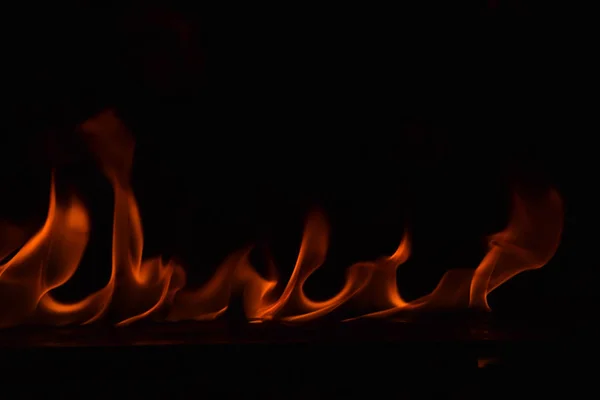 Hermosas llamas de fuego sobre fondo negro . —  Fotos de Stock