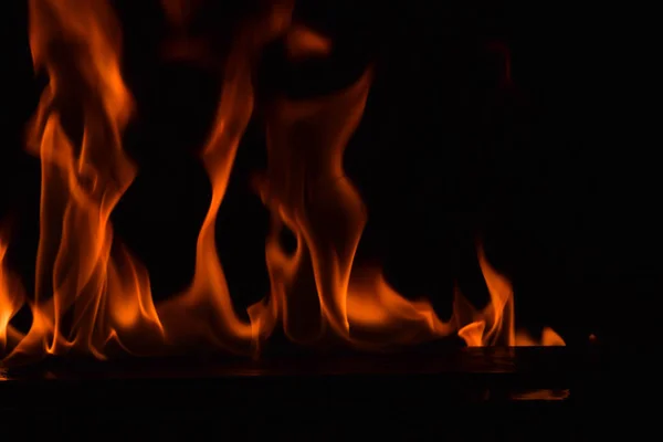 Hermosas llamas de fuego sobre fondo negro . — Foto de Stock