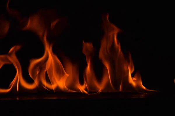 Hermosas llamas de fuego sobre fondo negro . — Foto de Stock