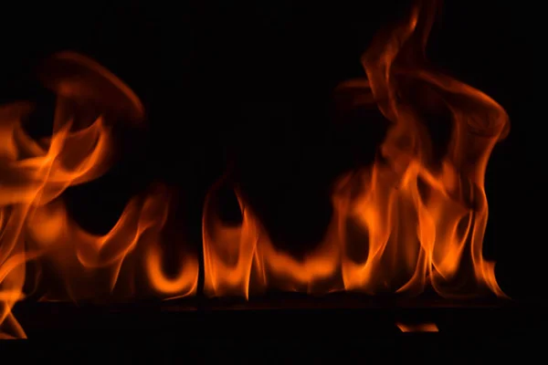 Belle fiamme di fuoco su sfondo nero . — Foto Stock