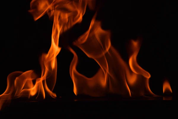 Schöne Feuerflammen auf schwarzem Hintergrund. — Stockfoto