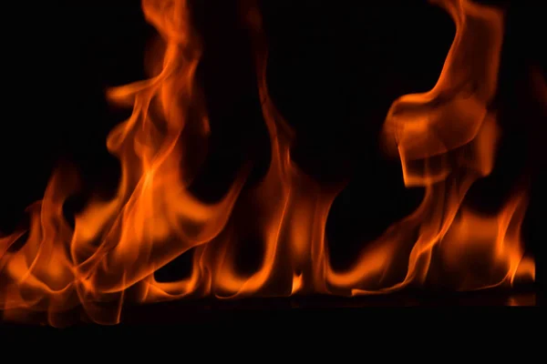 Hermosas llamas de fuego sobre fondo negro . — Foto de Stock