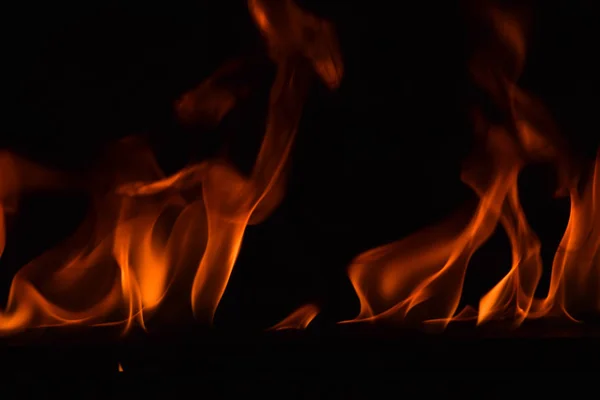 Όμορφη φωτιά φλόγες σε μαύρο φόντο. — Φωτογραφία Αρχείου