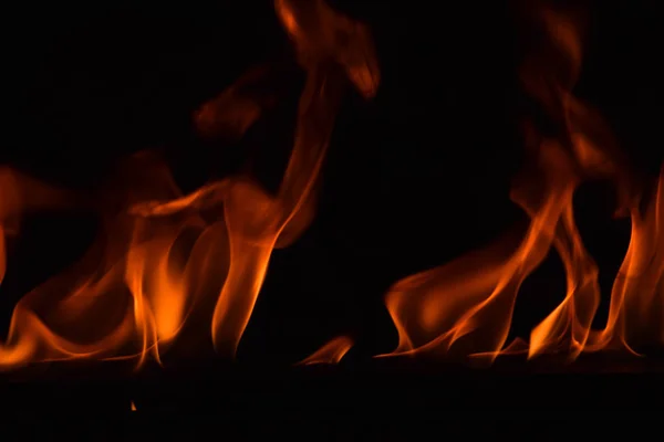 Belle fiamme di fuoco su sfondo nero . — Foto Stock