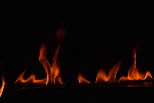 Hermosas llamas de fuego sobre fondo negro . —  Fotos de Stock