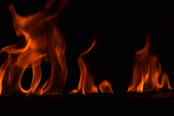 Hermosas llamas de fuego sobre fondo negro . — Foto de Stock