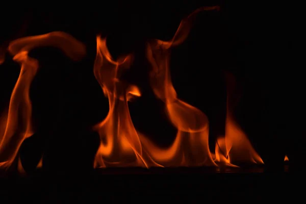 黒の背景に美しい火の炎. — ストック写真