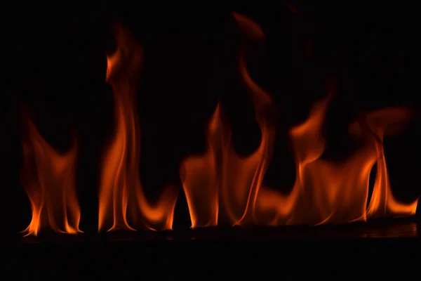 Hermosas llamas de fuego sobre fondo negro . —  Fotos de Stock