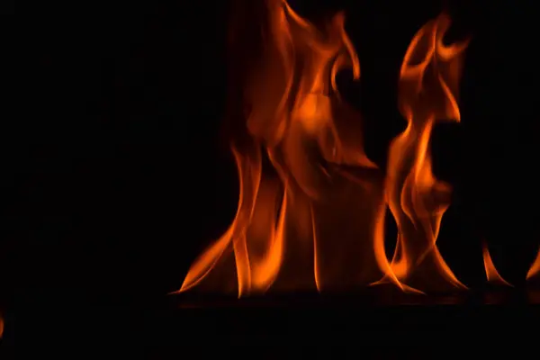 Hermosas llamas de fuego sobre fondo negro . — Foto de Stock