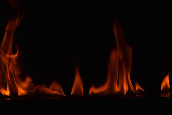 Belles flammes de feu sur fond noir . — Photo