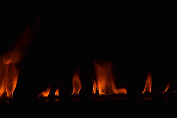 Schöne Feuerflammen auf schwarzem Hintergrund. — Stockfoto