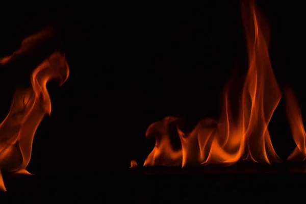 Hermosas llamas de fuego sobre fondo negro . — Foto de Stock