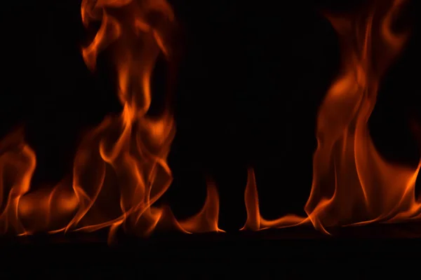 Schöne Feuerflammen auf schwarzem Hintergrund. — Stockfoto