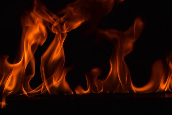 黒の背景に美しい火の炎. — ストック写真