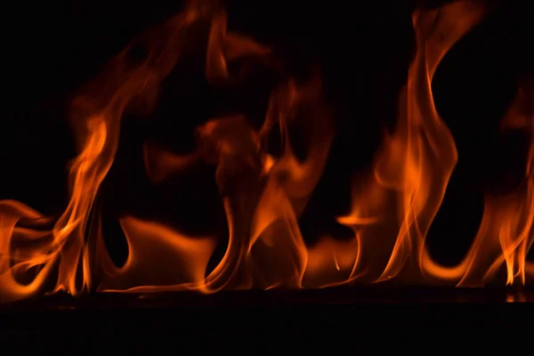 Schöne Feuerflammen auf schwarzem Hintergrund. — Stockfoto