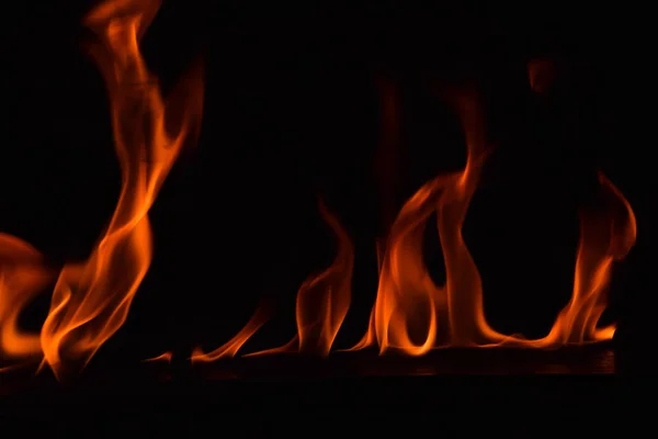 Hermosas llamas de fuego sobre fondo negro . —  Fotos de Stock