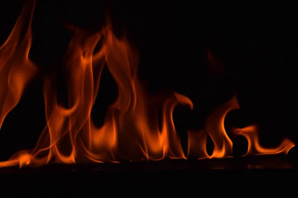 Belle fiamme di fuoco su sfondo nero . — Foto Stock