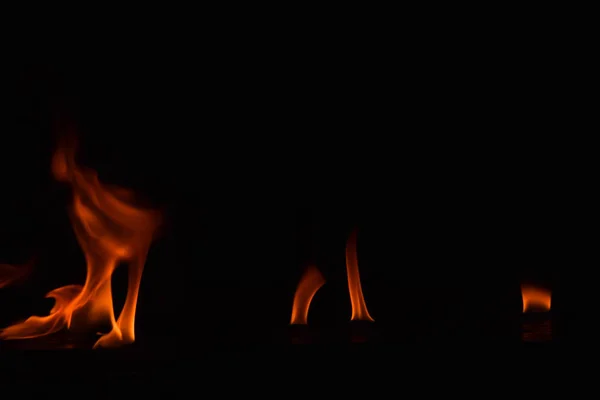 Hermosas llamas de fuego sobre fondo negro . — Foto de Stock