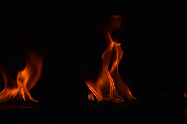 Belles flammes de feu sur fond noir . — Photo