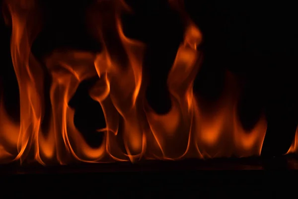 Hermosas llamas de fuego sobre fondo negro . — Foto de Stock