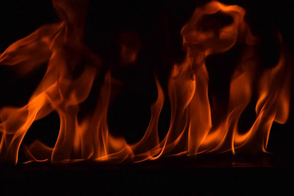 Belle fiamme di fuoco su sfondo nero . — Foto Stock