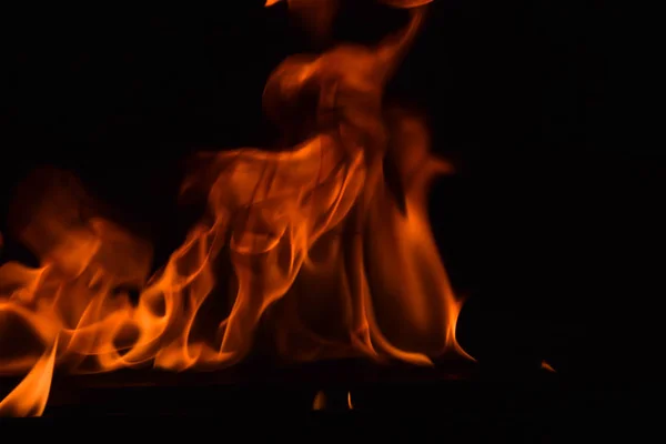 Belles flammes de feu sur fond noir . — Photo