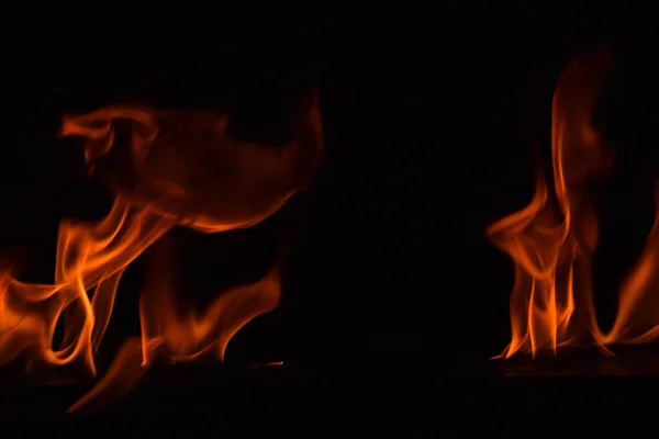 Kaunis tulipalo liekit mustalla taustalla . — kuvapankkivalokuva