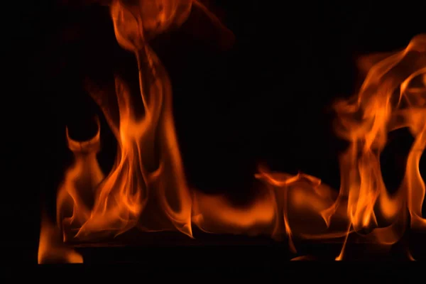 Schöne Feuerflammen auf schwarzem Hintergrund. — Stockfoto