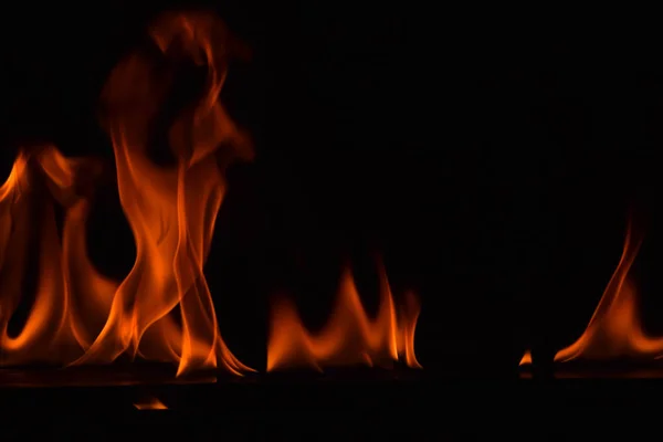 Belles flammes de feu sur fond noir . — Photo