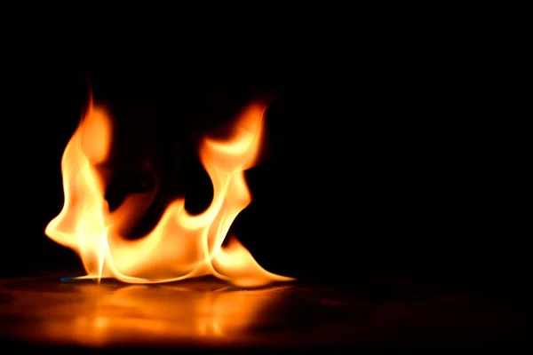 Belas chamas de fogo no fundo preto . — Fotografia de Stock