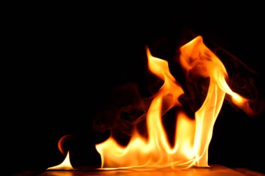 Güzel ateş alevler siyah arka plan üzerine.