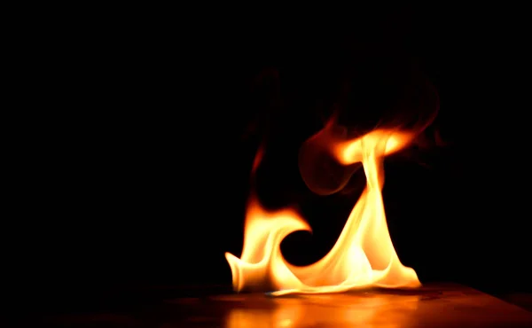 Hermosas llamas de fuego sobre fondo negro . —  Fotos de Stock