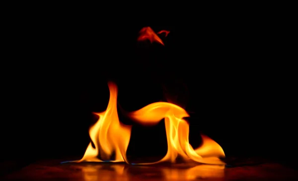 Hermosas llamas de fuego sobre fondo negro . — Foto de Stock