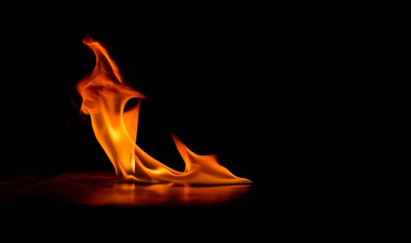 Hermosas llamas de fuego sobre fondo negro . — Foto de Stock