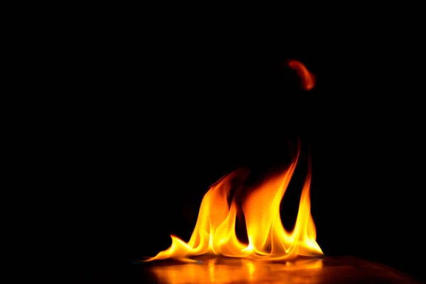 Belle fiamme di fuoco su sfondo nero . — Foto Stock