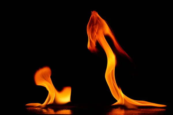 Hermosas llamas de fuego sobre fondo negro . —  Fotos de Stock