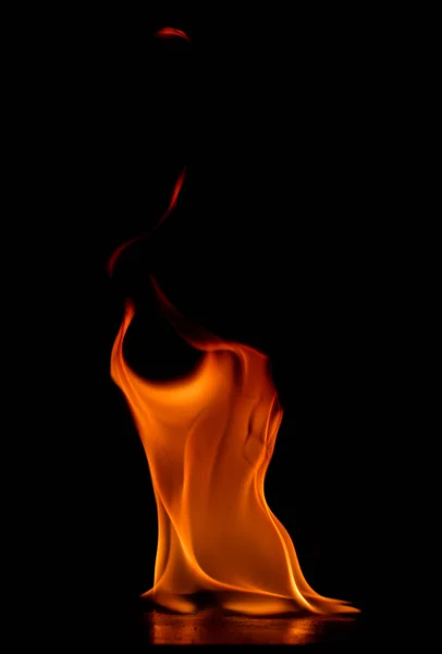 Krásný ohněm na černém pozadí. — Stock fotografie