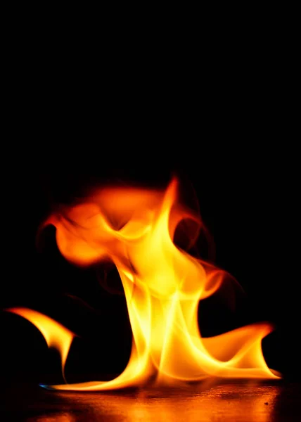 Belas chamas de fogo no fundo preto . Imagens De Bancos De Imagens