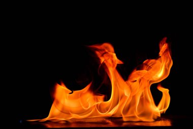 Güzel ateş alevler siyah arka plan üzerine.