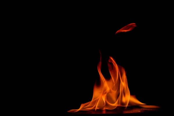 Schöne Feuerflammen auf schwarzem Hintergrund. — Stockfoto