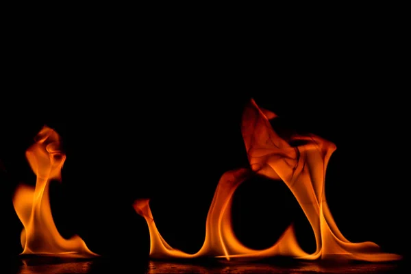 Schöne Feuerflammen auf schwarzem Hintergrund. — Stockfoto