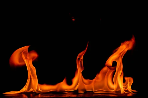 Hermosas llamas de fuego sobre fondo negro . —  Fotos de Stock